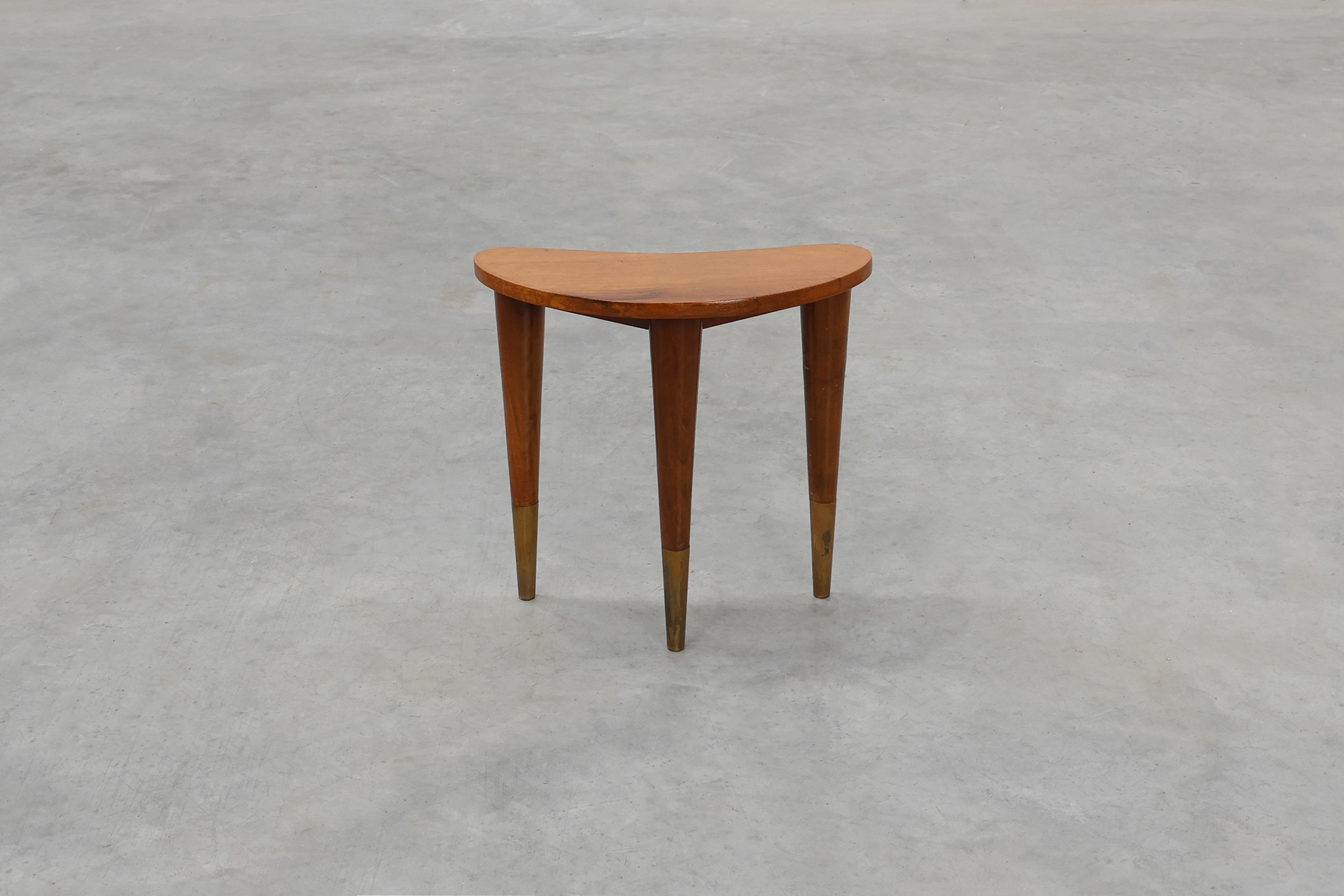 Small table in wood and brass stamped &ldquo;Italia&rdquo; in the manner of Gio Ponti, Italy 1950sthumbnail